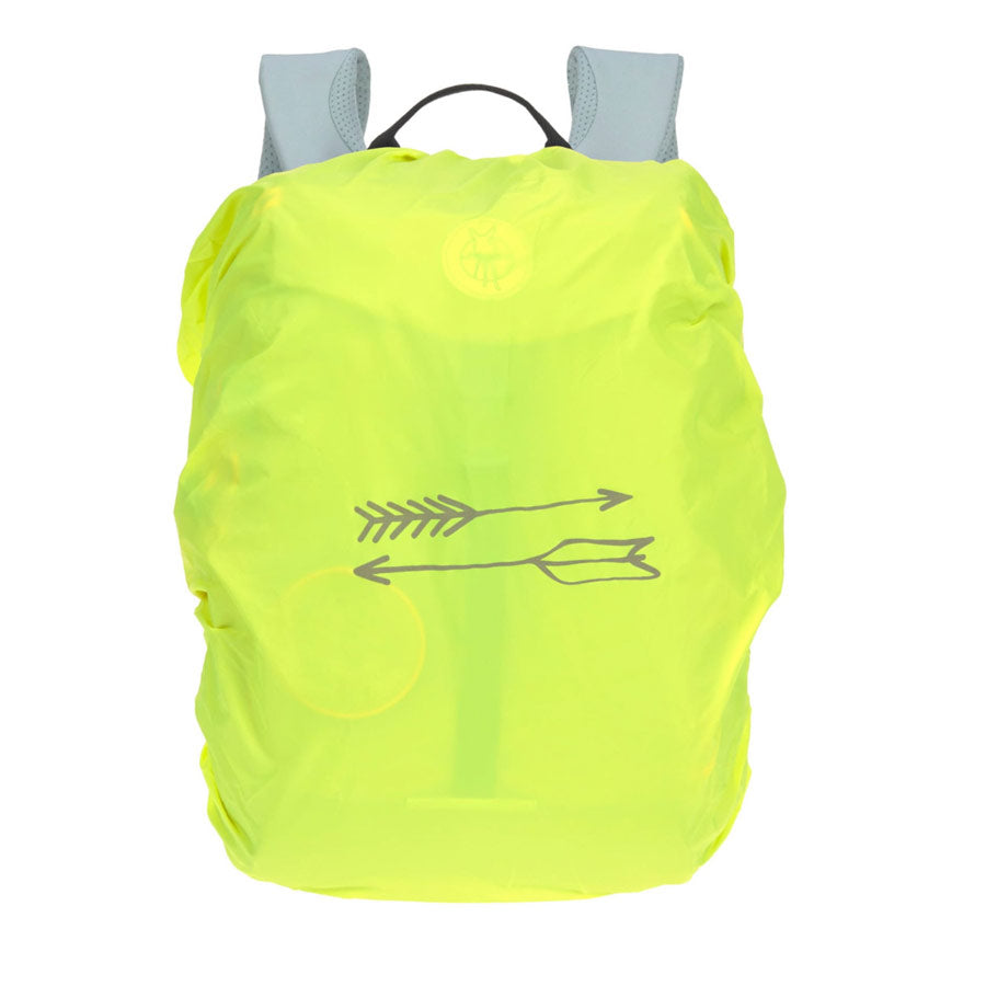 Der Wanderrucksack kommt mit einem praktischen Regenüberzug. 