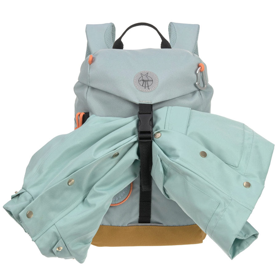 Mit dem praktischen Anschnallen können vorne am Rucksack Jacken befestigt werden. 
