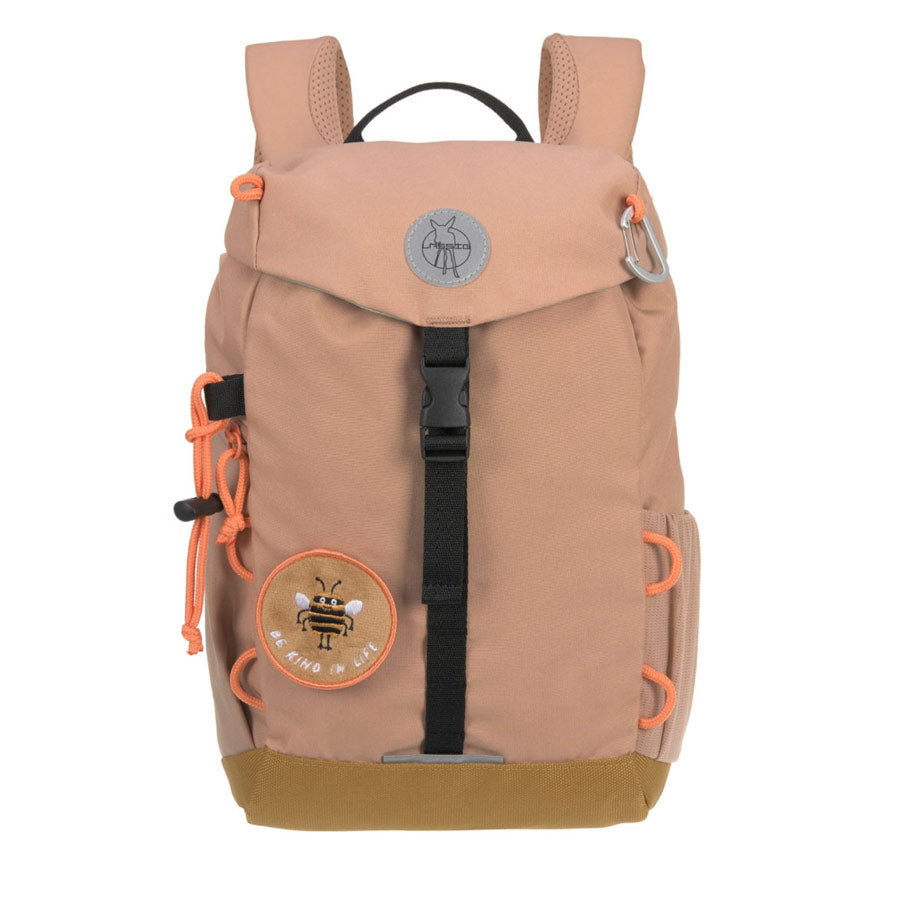 Der Rucksack von Lässig kommt in einem schönen Braunton und hat viele praktische Details. 