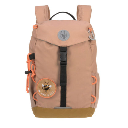 Der Rucksack von Lässig kommt in einem schönen Braunton und hat viele praktische Details. 