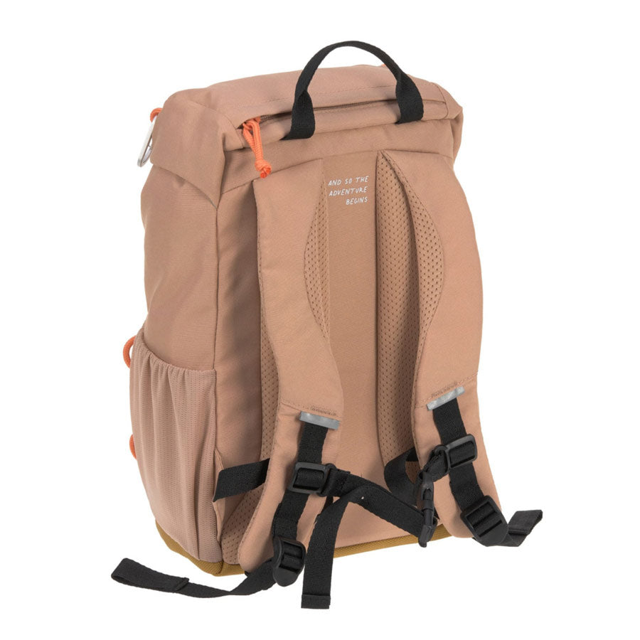 Der Wanderrucksack hat gepolsterte Träger und einen Brustgurt.
