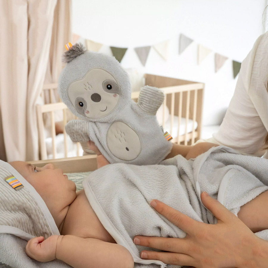 Waschlappen in Form eines Faultiers in neutralen Grauton mit süßem Gesicht