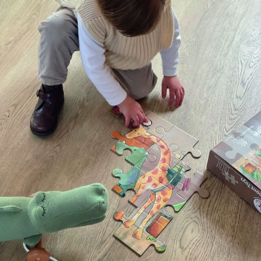Kind puzzelt das XXL Safari Puzzle auf dem Boden mit großen Puzzleteilen