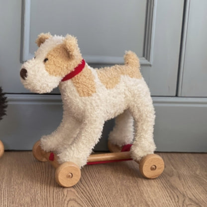 Eliot ist ein Hund, der auf Rädern steht und somit als Ziehtier für Kinder dient.