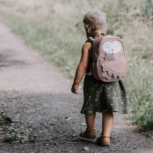 Kleinkind trägt den Rucksack Eule Isolde von der Marke Little Who