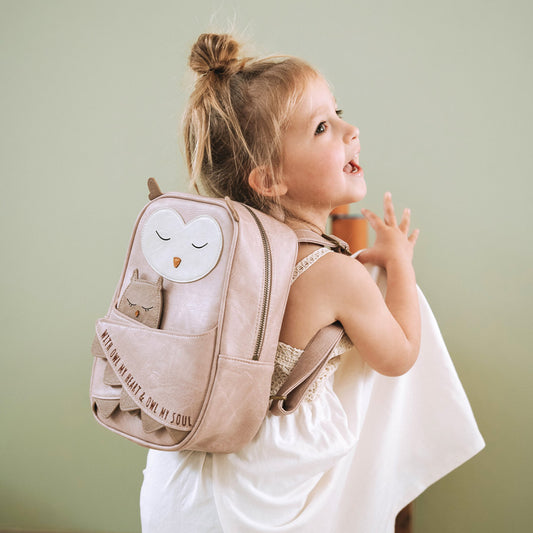 Eulen-Rucksack für Kinder in der Farbe altrosa und einer Babyeule im Arm